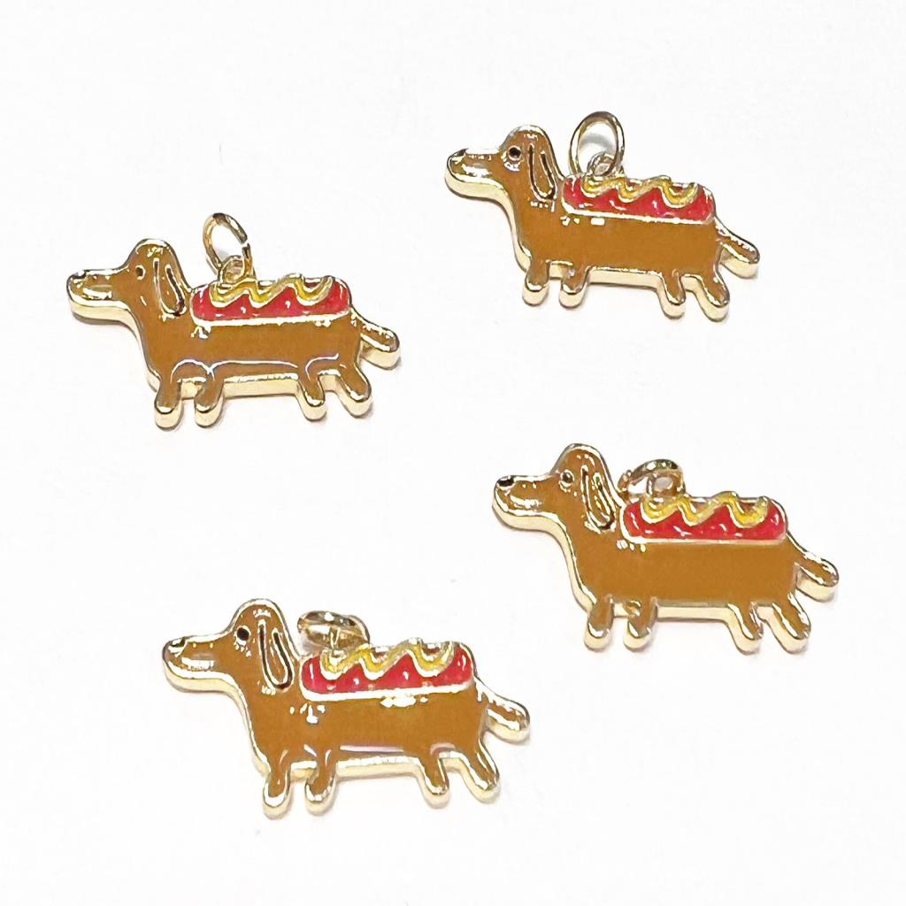 DIJE ESMALTADO PERRO HOTDOG 2.6X1.2CM CHAPA DE ORO 18K (VENTA POR PIEZA)