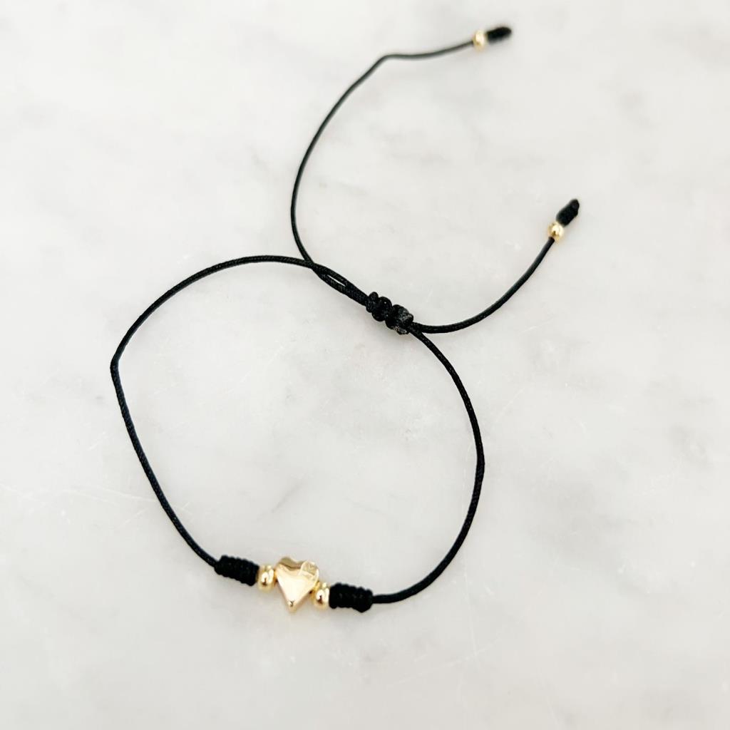 PULSERA DE HILO NEGRO CON CORAZON, CHAPA DE ORO